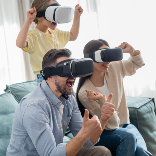 Tri osobe koriste VR set na najbržem internetu